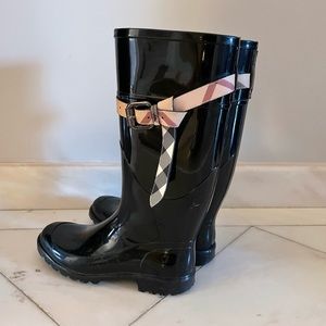 Burberry Rainboots Size 37. Signature burberry patterned bow.